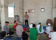 Kapolsek Pebayuran Sampaikan Pesan Kamtibmas dan Sosialisasi Jam Malam Pelajar dalam Safari Jumat di Masjid Al Barkah