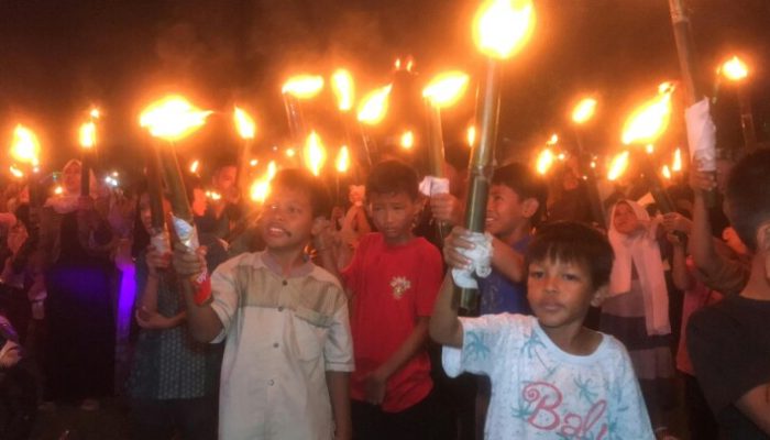 Menyambut Tahun Baru Islam, Karang Taruna Desa Jatireja Bersama Pengurus Masjid Al-Hidayah Gelar Pawai Obor
