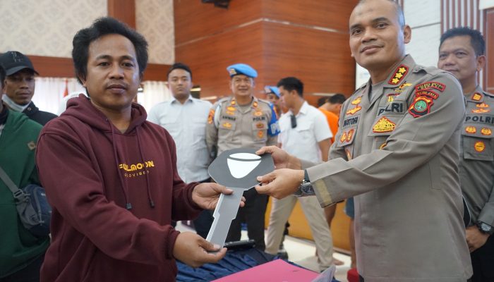 Sambut Hari Bhayangkara ke-79, Polres Metro Bekasi Serahkan 10 Sepeda Motor Hasil Kejahatan kepada Pemiliknya