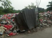 Pemdes Pasir Gombong Tutup Mata, Adanya Tumpukan Sampah Liar Bau Menyengat Dipinggir Jalan