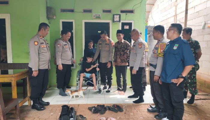 Polsek Setu Serahkan Kursi Roda untuk Anak Difabel, Wujud Kepedulian Polri kepada Masyarakat