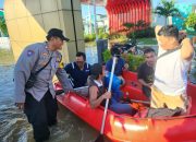 Gerak Cepat, Polsek Tambelang Bersama Forkopimcam Evakuasi Warga Yang Terdampak Banjir Akibat Luapan Kali Bekasi