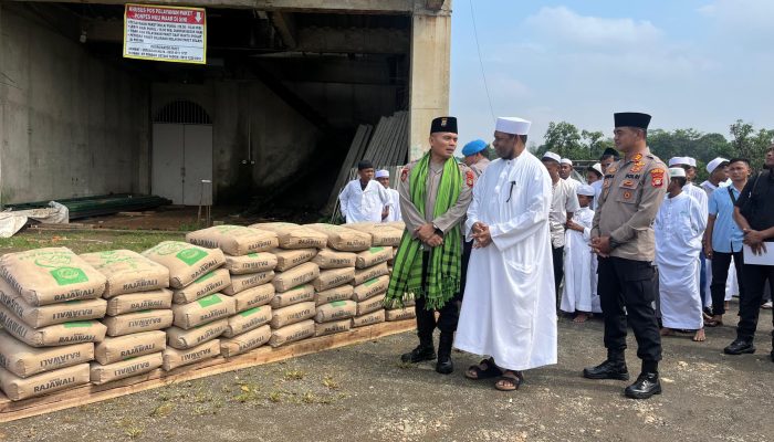Polres Metro Bekasi Peduli Tempat Ibadah, Kapolres Serahkan Bantuan Di Pondok Pesantren NUU WAAR AFKN Setu