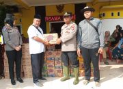 Peduli Korban Banjir Kapolsek Tambelang Berikan Bantuan Mie Instan dan Air Mineral