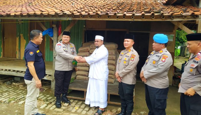Safari Kamtibmas dan Bantuan Tempat Ibadah, Polres Metro Bekasi Kunjungi Ponpes AR Romlah