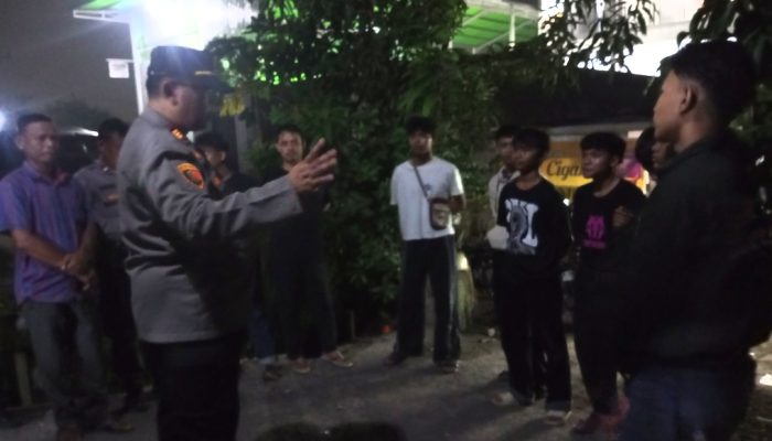 Cegah Tawuran Remaja Kapolsek Serang Baru Gelar Patroli Biru Berikan Himbauan Kepada Remaja Yang Sedang Berkumpul