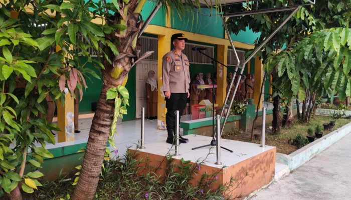 Kapolsek Cikarang Pusat Ajak Siswa SMAN 1 Menjauhi Kenakalan Remaja Lewat Program Police Goes to School