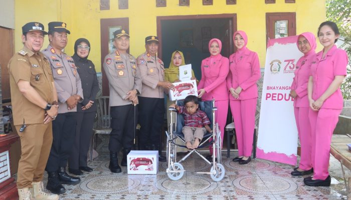 Kapolres Metro Bekasi dan Ketua Bhayangkari Cabang Metro Bekasi Serahkan Kursi Roda untuk Dua Warga Disabilitas di Tambelang