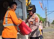 Jumat Berkah, Kapolsek Tambun Selatan Bagikan Sembako untuk Penjaga Pintu Perlintasan KA