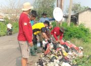 Desa Karangreja Gelar Jumsih, Aparatur Desa dan Bhabinkamtibmas Bersihkan Jalan Bakung Tengah