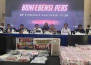 Konferensi Pers Bareskrim Pamerkan Tumpukan Uang Rp 90,6 M Hasil Sita Rekening Judol