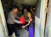 Polsek Pebayuran Gelar Jumat Berkah, Kapolsek Berikan Bantuan Sembako kepada Warga Lansia di Desa Sumbersari