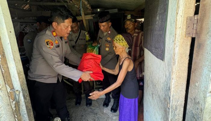 Polsek Pebayuran Gelar Jumat Berkah, Kapolsek Berikan Bantuan Sembako kepada Warga Lansia di Desa Sumbersari