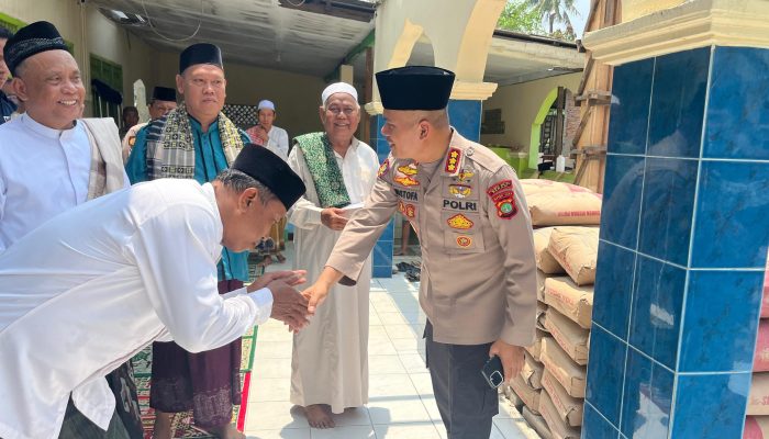 Kapolres Metro Bekasi Gelar Safari Kamtibmas, Serahkan Bantuan 50 Sak Semen dan Sodaqoh untuk Pembangunan Masjid