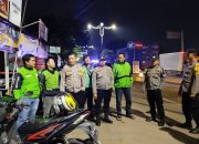 Polisi Sambangi Driver Ojol Saat Patroli Malam di Tambun Selatan