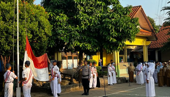 Panit Intel Polsek Tambun Selatan Jadi Pembina Upacara di SMPN 3 Tambun Utara, Tekankan Bijak Gunakan Handphone dan Hindari Tawuran