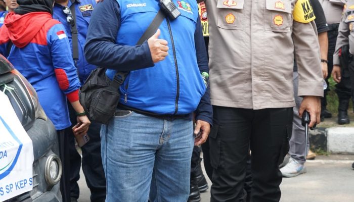Kapolsek Cikarang Pusat AKP Elia Umboh Mencuri Perhatian Media Dengan Menyapa Humanis Kepada Massa Aksi Unjukrasa