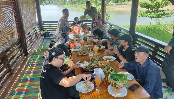 Kapolsek Cikarang Pusat Ajak Insan Pers Santap Siang Penuh Keakraban