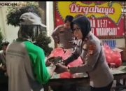 Dekatkan Polisi dengan Masyarakat, Kapolsek Tambun Selatan Laksanakan Pembagian Nasi Bungkus