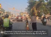 Kapolsek Cikarang Utara Terjun Langsung Atur Lalu Lintas di Perlintasan Kereta Api Karang Asih