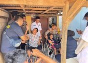 Polres Metro Bekasi Gelar Bakti Kesehatan, Kapolres Serahkan Kursi Roda untuk Penyandang Disabilitas di Pebayuran