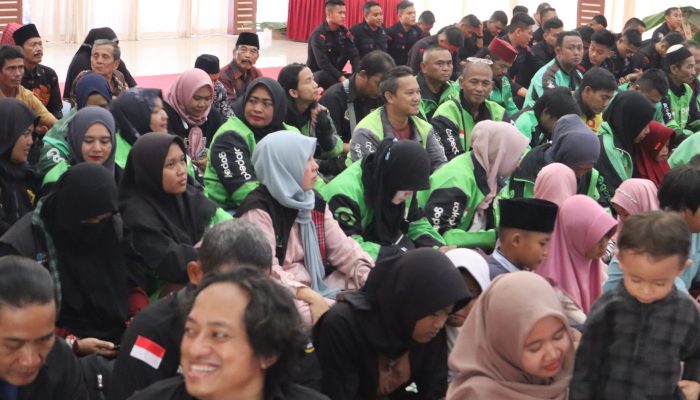 Do’a Bersama Komunitas Ojek Online Dan Santunan Anak Yatim, Wujud Kepedulian Polres Metro Bekasi Dan Sinergi Dalam Menuju Bekasi Aman
