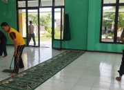 Polsek Sukatani Gelar Jumat Bersih, Kerja Bakti Bersihkan Masjid Jami Al Huda