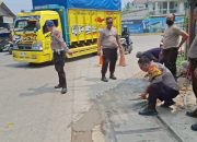 Kapolsek Serang Baru Pimpin Aksi Bakti Sosial: Pengecoran Sisi Jalan Demi Keselamatan Pengendara