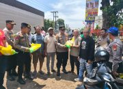 Kapolsek Serang Baru Bagikan Beras kepada Ojol, Wujud Kepedulian dan Sinergi dengan Masyarakat