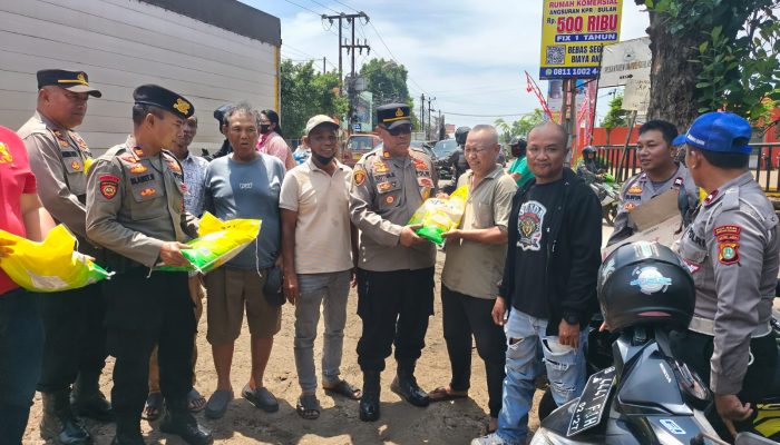 Kapolsek Serang Baru Bagikan Beras kepada Ojol, Wujud Kepedulian dan Sinergi dengan Masyarakat