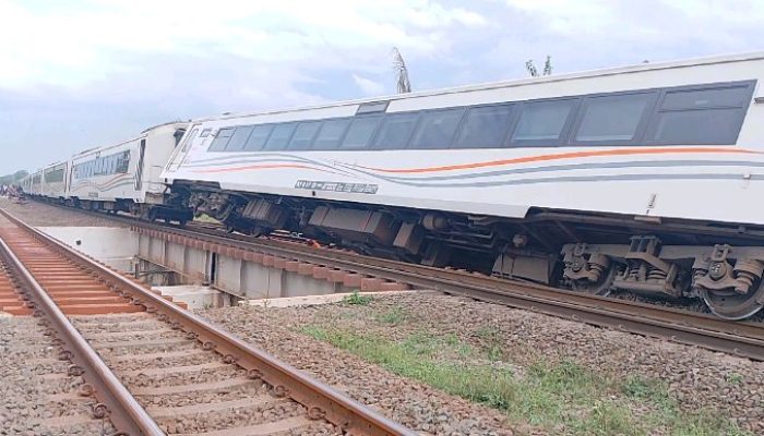 Kereta Api Purwojaya Anjlok di Kedunggede Kedungwaring Bekasi, Berikut Keterangan Warga