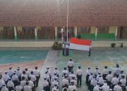 Bhabinkamtibmas Polsek Cikarang Pusat Jadi Inspektur Upacara di SMPN 1 Cikarang Pusat