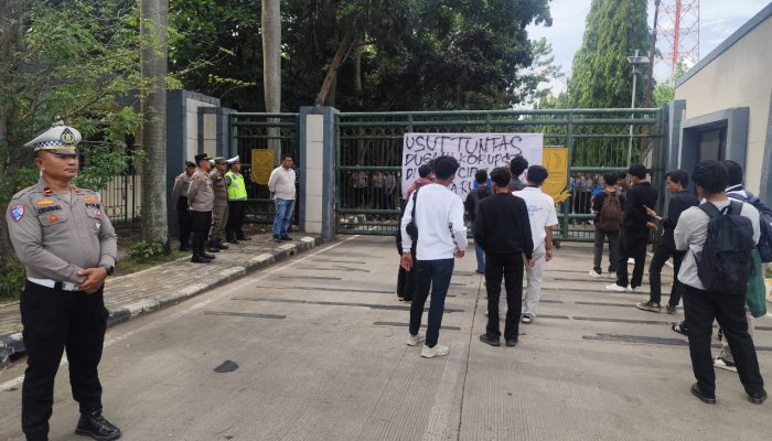 Polsek Cikarang Pusat Lakukan Pengamanan Aksi Unjuk Rasa INKASTRA di Pemda Kabupaten Bekasi
