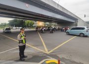 Kapolsek Cikarang Pusat Kontrol Langsung Pengaturan Lalu Lintas Pagi Hari