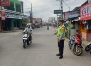 Polsek Sukatani Gelar Pengaturan Lalu Lintas Pagi Demi Kelancaran Mobilitas Warga