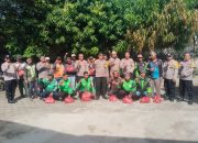 Jumat Peduli, Polsek Sukatani Bagikan 20 Paket Sembako untuk Ojol dan Opang