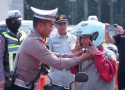 Sat Lantas Polres Metro Bekasi Bersama Jasa Raharja Gelar Edukasi dan Bagi Helm SNI di Jababeka