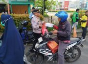 Jumat Berkah Polsek Tambun Selatan, Bagikan Nasi Kotak Kepada Ojek Online dan Opang