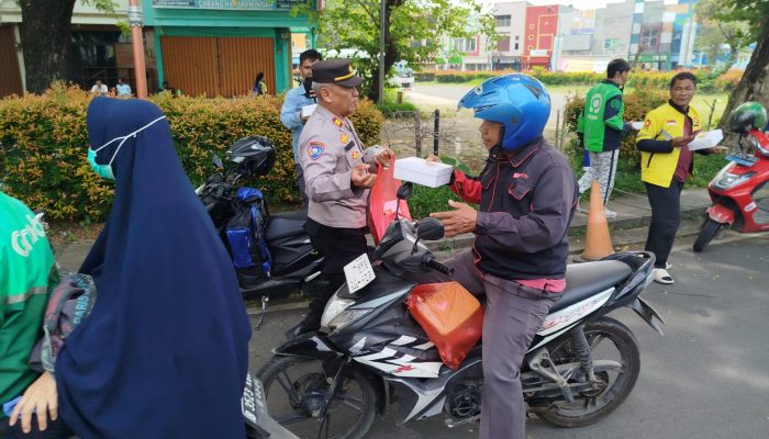 Jumat Berkah Polsek Tambun Selatan, Bagikan Nasi Kotak Kepada Ojek Online dan Opang
