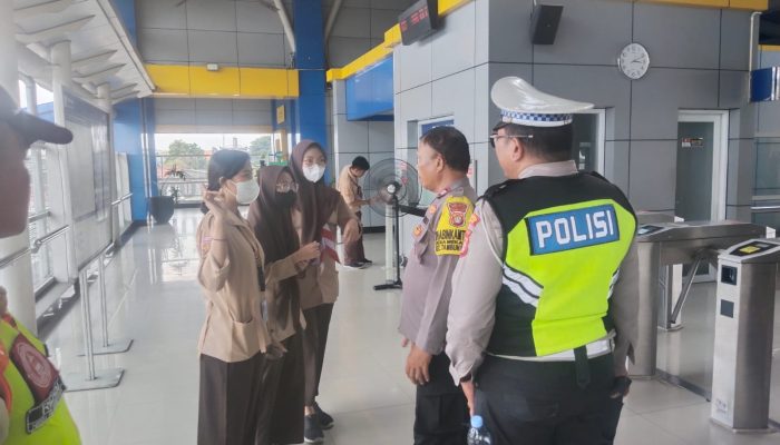 Dalam Rangka Harkamtibmas, Polsek Tambun Selatan Lakukan Patroli di Stasiun KAI Tambun