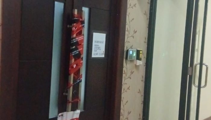 BREAKING NEWS: KPK Segel Ruang Kerja Bupati Bekasi