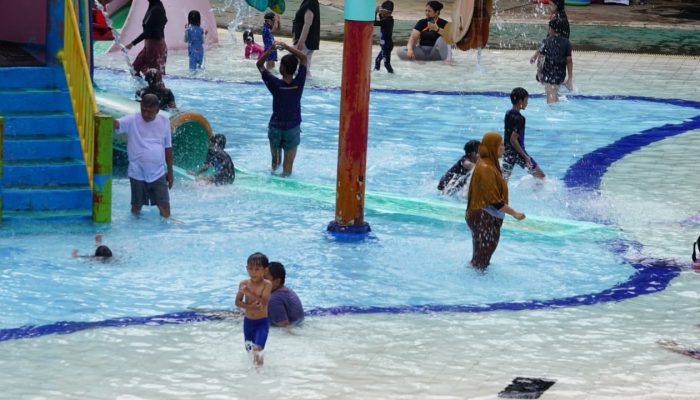 Pastikan Keamanan dan kenyamanan, Wakapolres Metro Bekasi Kunjungi Pos Pelayanan Transera Waterpark Tarumajaya