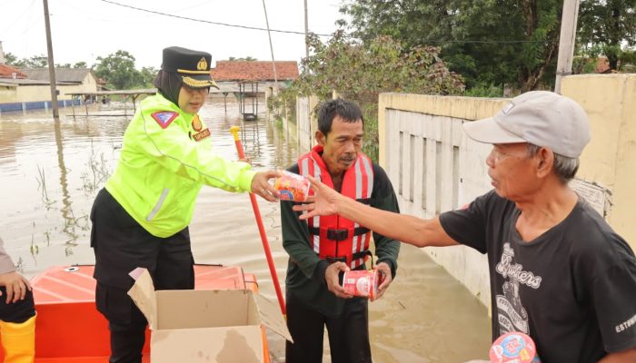 Kapolres Metro Bekasi Bersama Plt Bupati dan Forkopimda Tinjau Langsung Warga Terdampak Banjir di Kampung Poncol