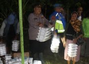 Wujud Empati, Kapolsek Pebayuran Berikan Bantuan Nasi Kotak dan Air Mineral kepada Korban Banjir