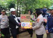 Tanggul Sungai Citarum Jebol di Muara Gembong, Kapolres Metro Bekasi Bagikan Bantuan untuk Warga Terdampak