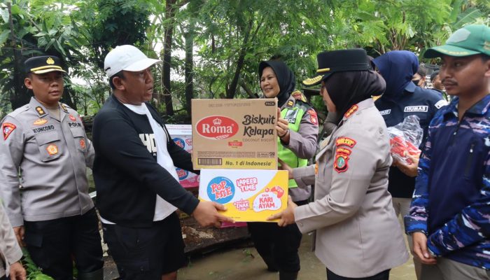 Tanggul Sungai Citarum Jebol di Muara Gembong, Kapolres Metro Bekasi Bagikan Bantuan untuk Warga Terdampak