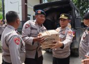 Walaupun Hari Libur, Polres Metro Bekasi Tetap Salurkan Bantuan Logistik ke Dapur Umum Korban Terdampak Banjir
