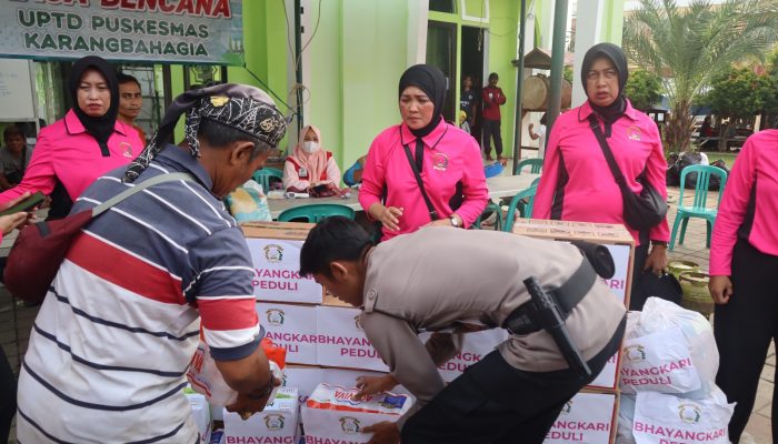 Bhayangkari Cabang Metro Bekasi Salurkan Bantuan Logistik bagi Korban Banjir di Villa Kencana Sukatani