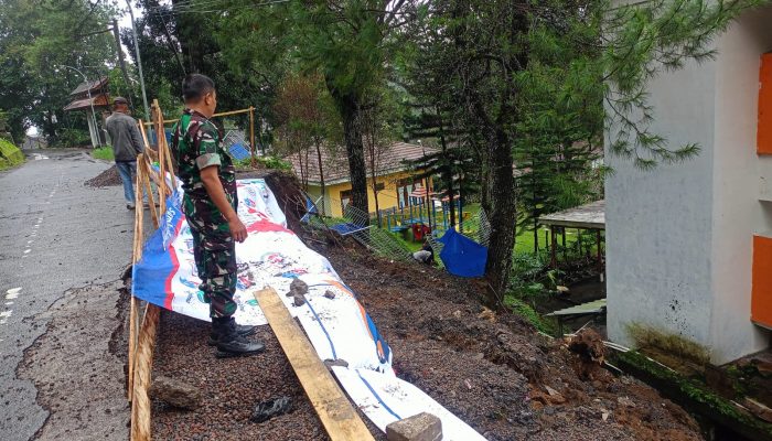 Tebing Setinggi 10 Meter Runtuh di Ciloto Cianjur, Material Masuk Area Hotel