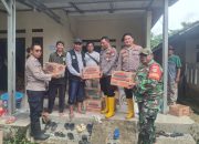 Kapolsek Pebayuran Salurkan Bantuan Beras dan Mi Instan untuk Warga Terdampak Banjir di Desa Karangharja